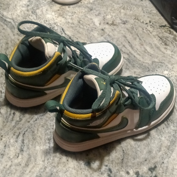 Kids size 10c Jordan 1 - Picture 4 of 4